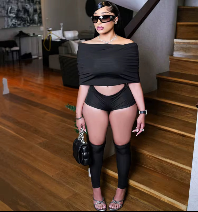 Turn heads with this sleek 3-piece Black Streetwear